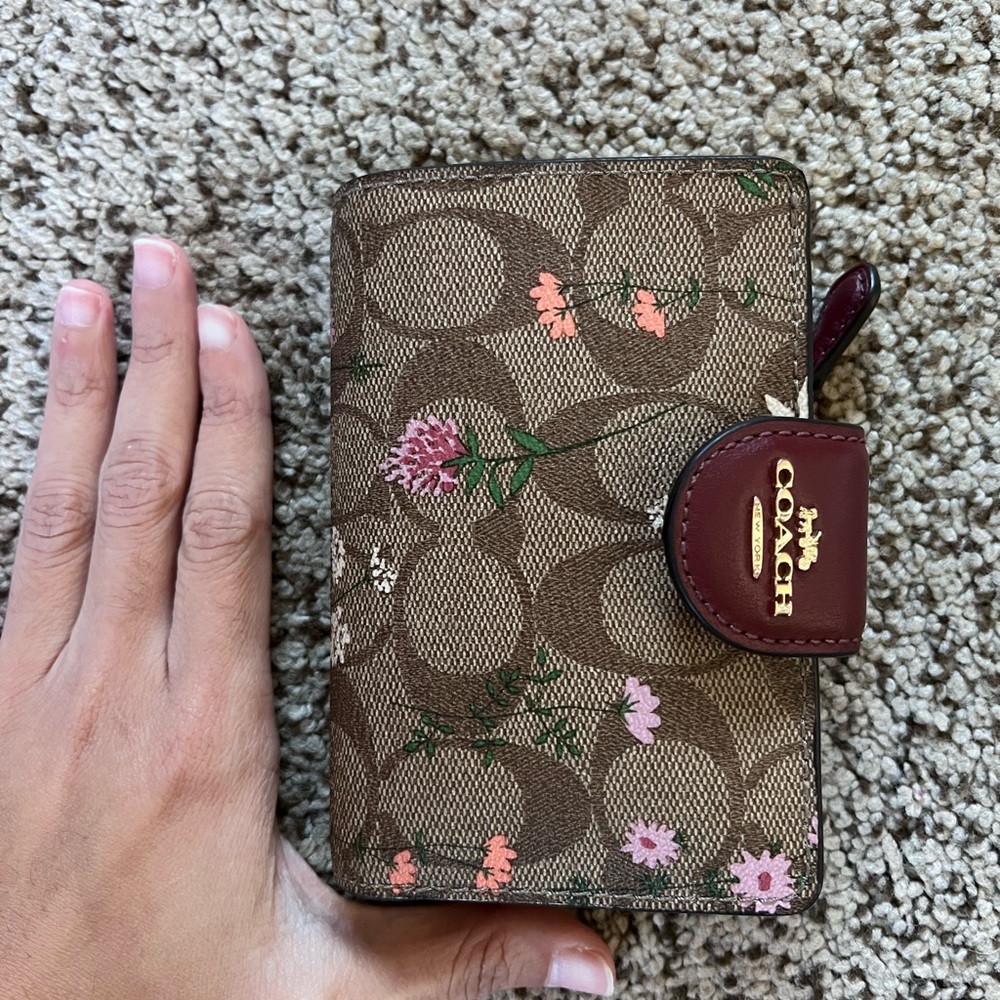Coach medium corner zip wallet logo flower